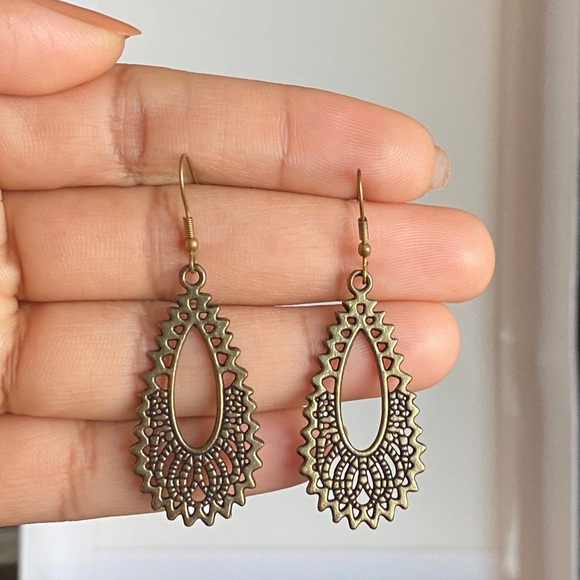 Earrings - Picture 1 of 4